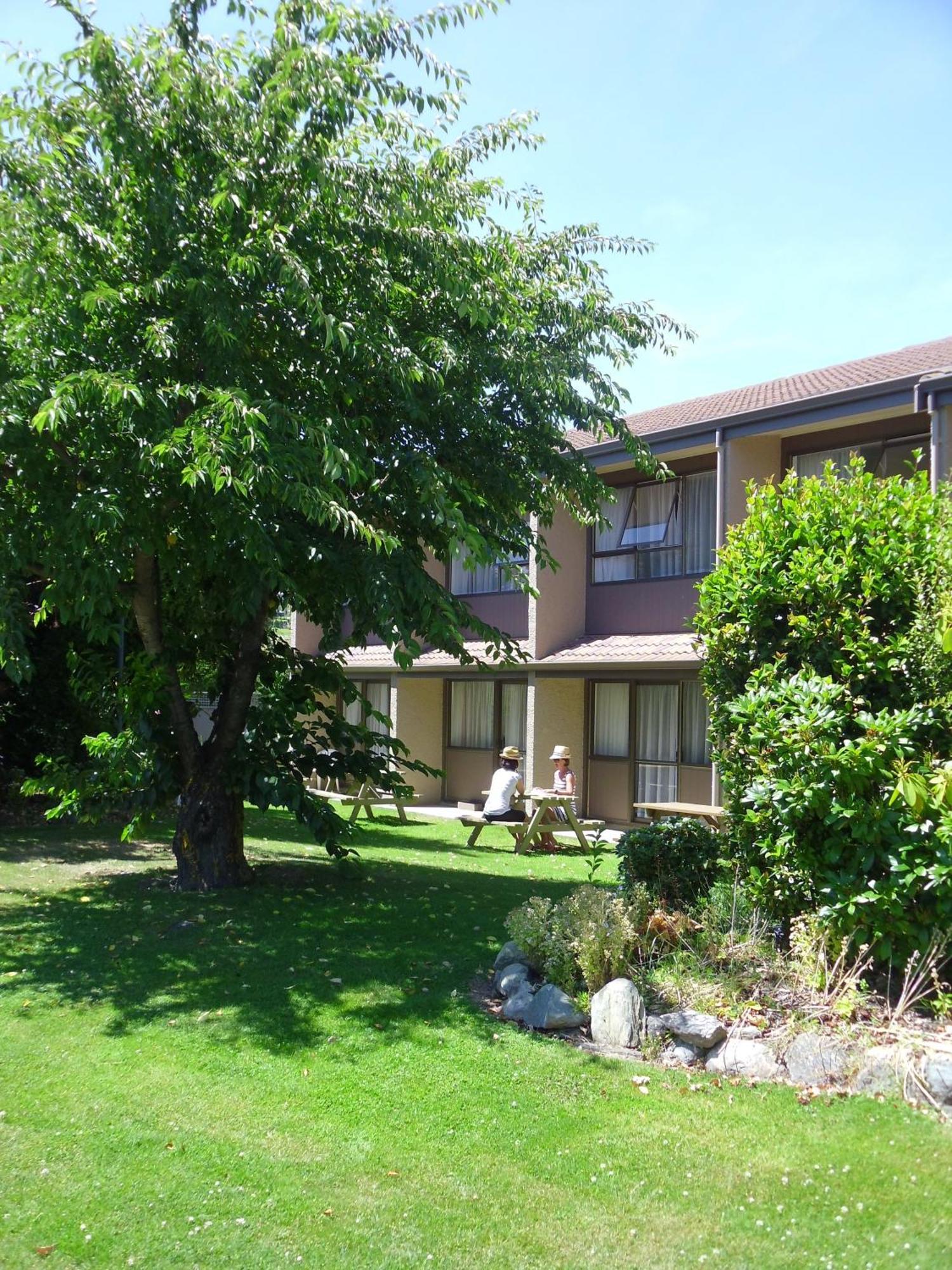 Fairway Motel & Apartments Wanaka Exterior photo