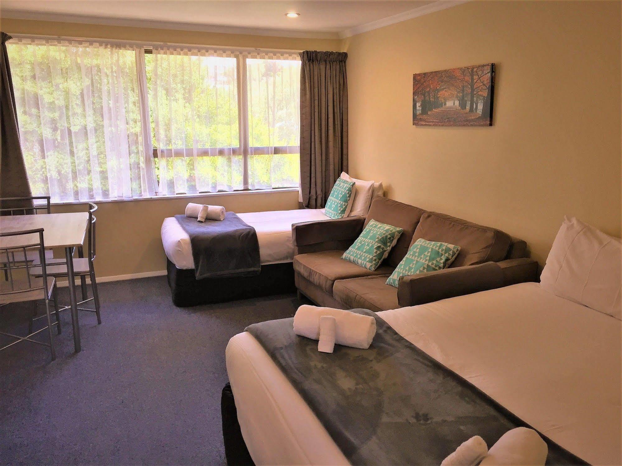 Fairway Motel & Apartments Wanaka Exterior photo